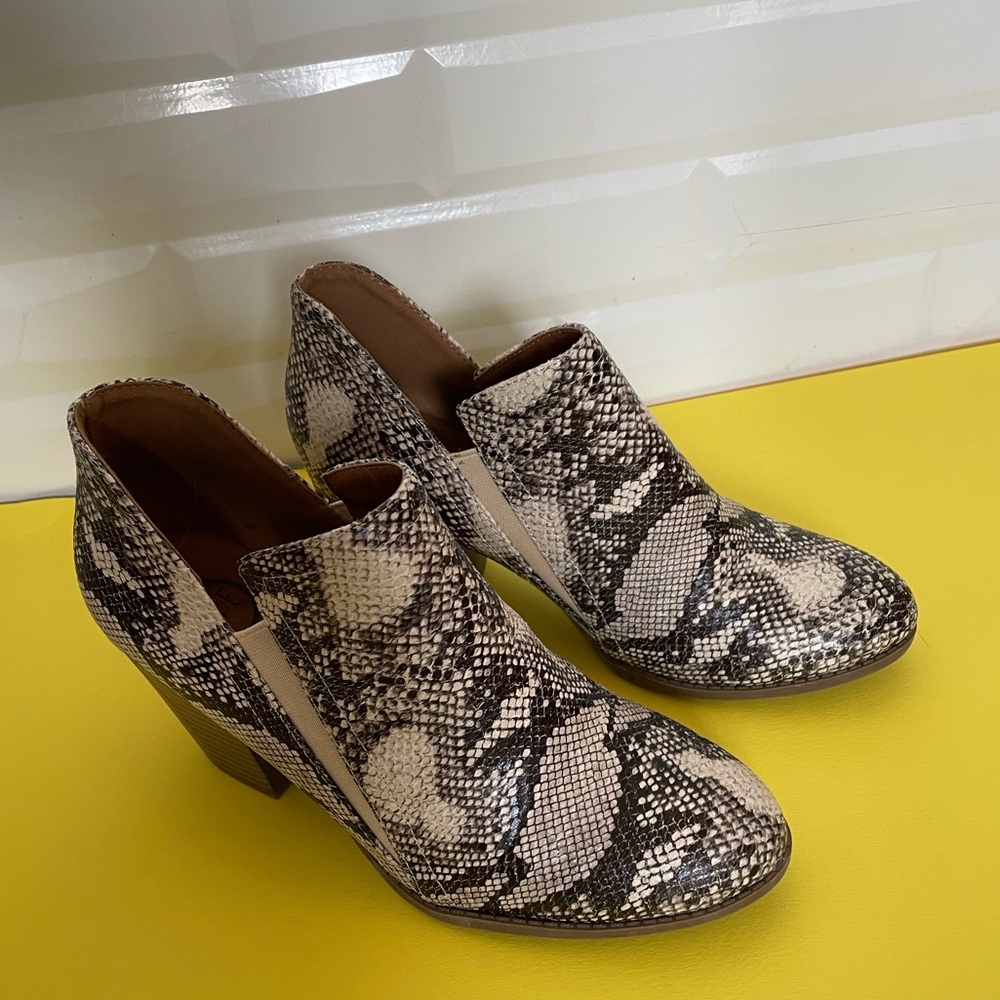 MVE Brown Snake Skin Patterned Ankle Booties. Size 8.5 - Picture 2 of 9